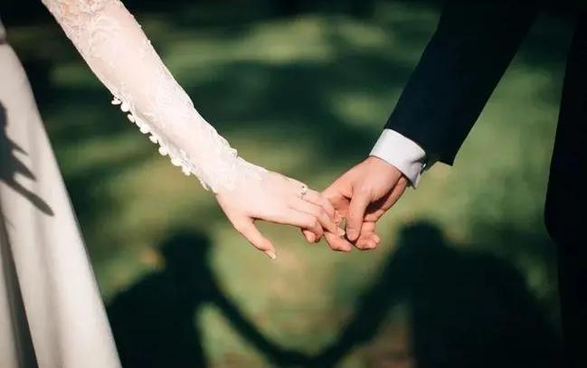 2001年的蛇女什么時(shí)候動婚（2001年屬蛇姻緣在哪年最旺盛）