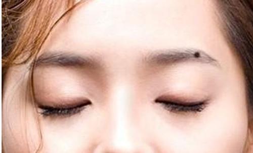 女人右眉上方有痣代表什么 右眉毛里有痣代表什么